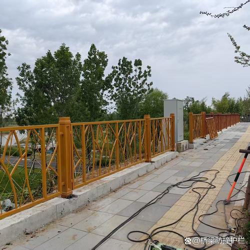 桥梁防撞护栏广泛应用于市政工程,道路,工厂,开发区,园林广场等场所的